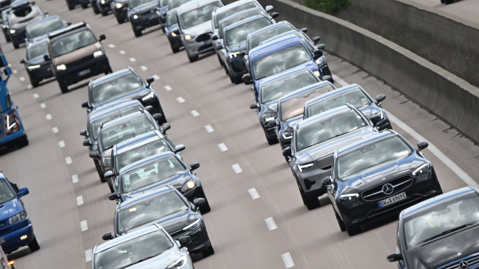 Die Automobilclubs rechnen mit Staus auf Autobahnen in den nächsten Tagen. (Archivbild)Julian Stratenschulte/dpa