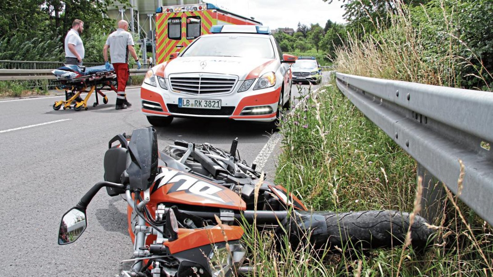 Die Fahrerin des Leichtkraftrades zog sich beim Sturz schwere Verletzungen zu. Foto: Banholzer Die Fahrerin des Leichtkraftrades zog sich beim Sturz schwere Verletzungen zu. Foto: Banholzer