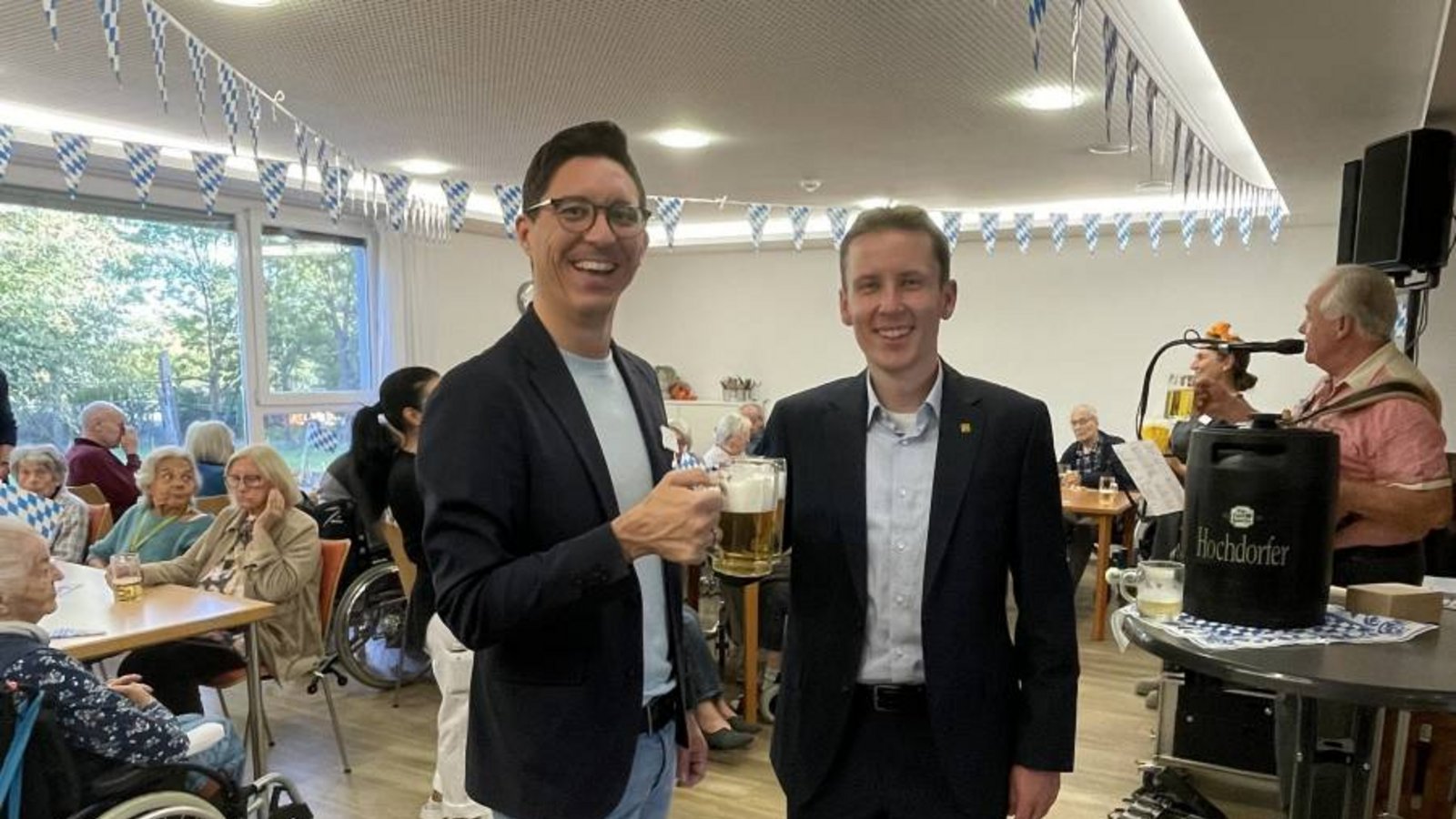 Oktoberfest in Hochdorf Pflegeheim Haus im SchlösslegartenMichael Dohrmann (li.) und Carsten Willing (Bürgermeister) von Eberdingen