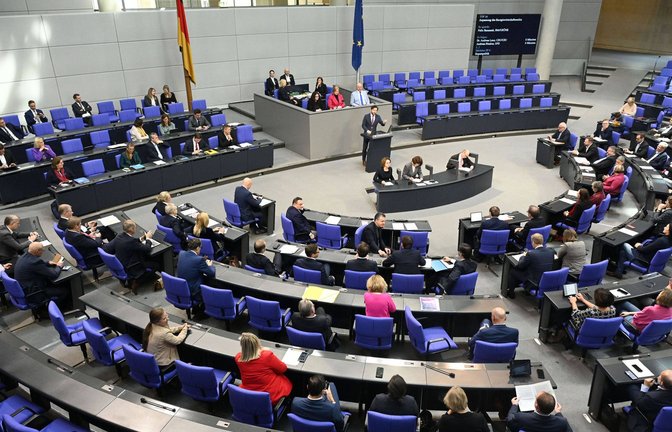 Das Plenum im deutschen Bundestag. Vor dem Rednerpult sitzen immer mehrere Personen – welche Aufgabe haben sie?<span class='image-autor'>Foto: IMAGO/Future Image/IMAGO/Frederic Kern</span>