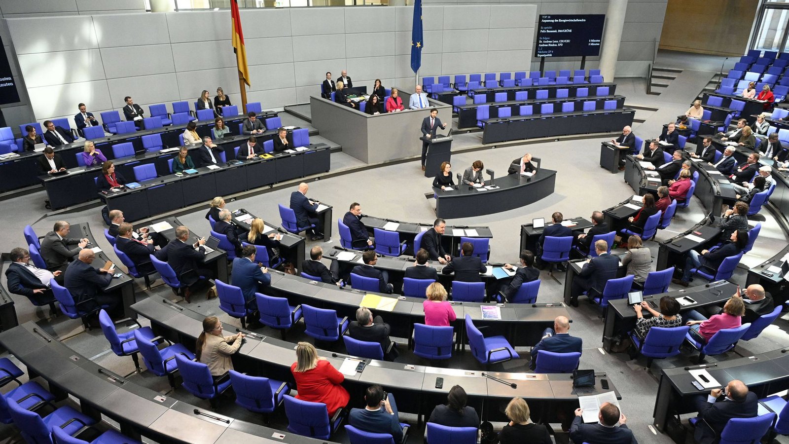 Das Plenum im deutschen Bundestag. Vor dem Rednerpult sitzen immer mehrere Personen – welche Aufgabe haben sie?Foto: IMAGO/Future Image/IMAGO/Frederic Kern