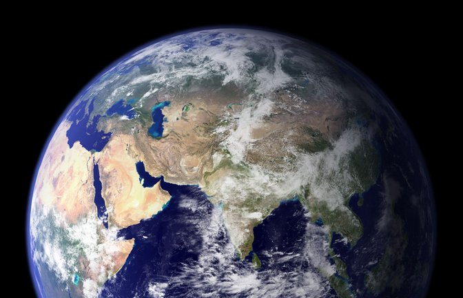 Die NASA-Aufnahme von 2006 zeigt die östliche Hemisphäre der Erdkugel: „Die Erde ist ein Patient, dem es nicht gut geht.“<span class='image-autor'>Foto: Nasa Goddard Space Flight Center/dpa</span>