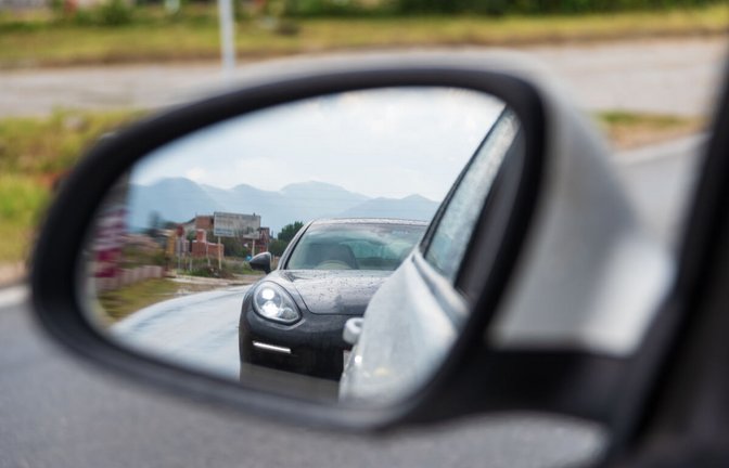 Erfahren Sie, wie Sie sich gegen Drängler im Straßenverkehr schützen, welche rechtlichen Konsequenzen drohen und wie Sie sicher und gelassen reagieren können.<span class='image-autor'>Foto: Aleksandar Blanusa / Shutterstock.com</span>