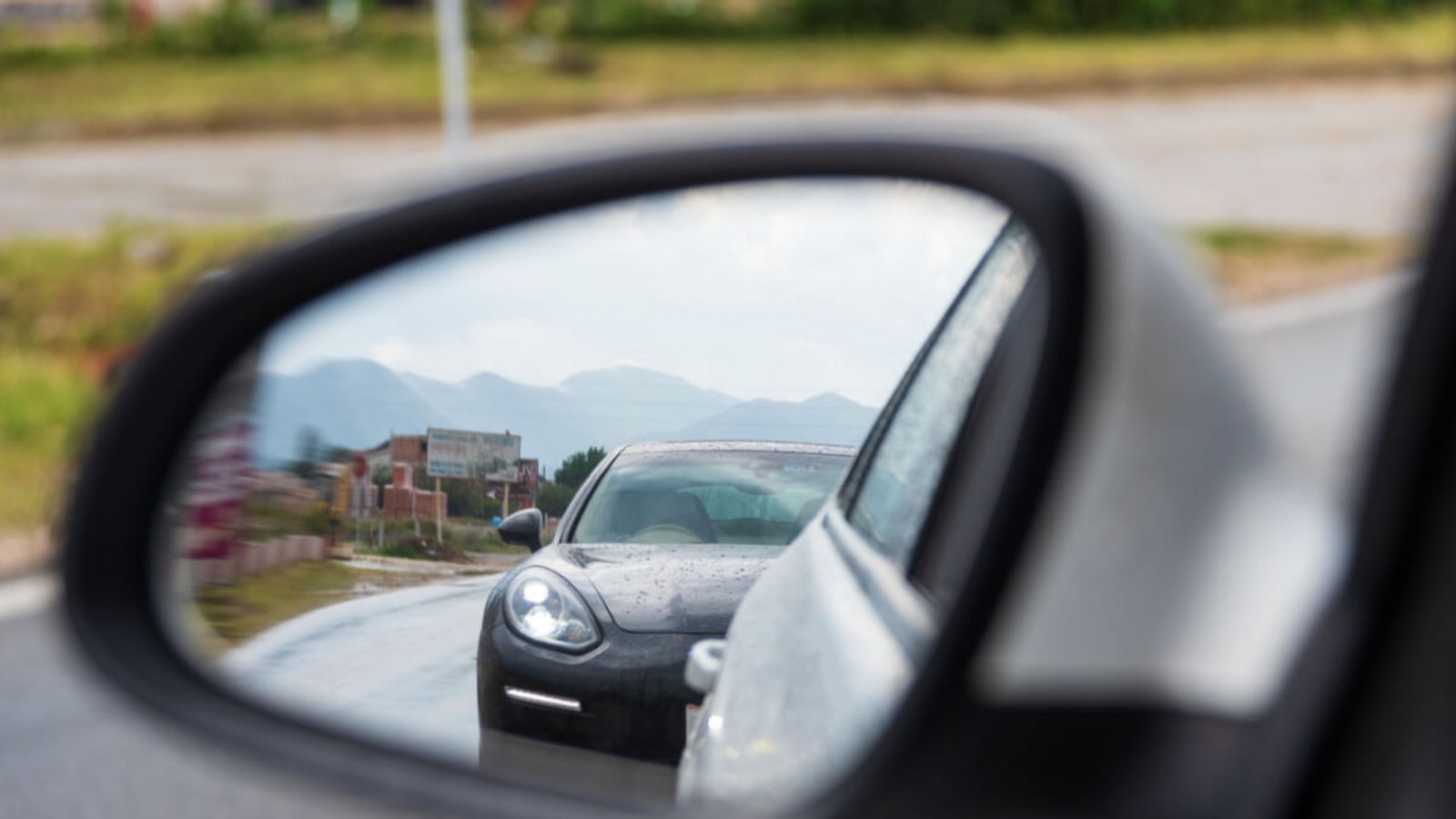 Erfahren Sie, wie Sie sich gegen Drängler im Straßenverkehr schützen, welche rechtlichen Konsequenzen drohen und wie Sie sicher und gelassen reagieren können.Foto: Aleksandar Blanusa / Shutterstock.com Erfahren Sie, wie Sie sich gegen Drängler im Straßenverkehr schützen, welche rechtlichen Konsequenzen drohen und wie Sie sicher und gelassen reagieren können.Foto: Aleksandar Blanusa / Shutterstock.com