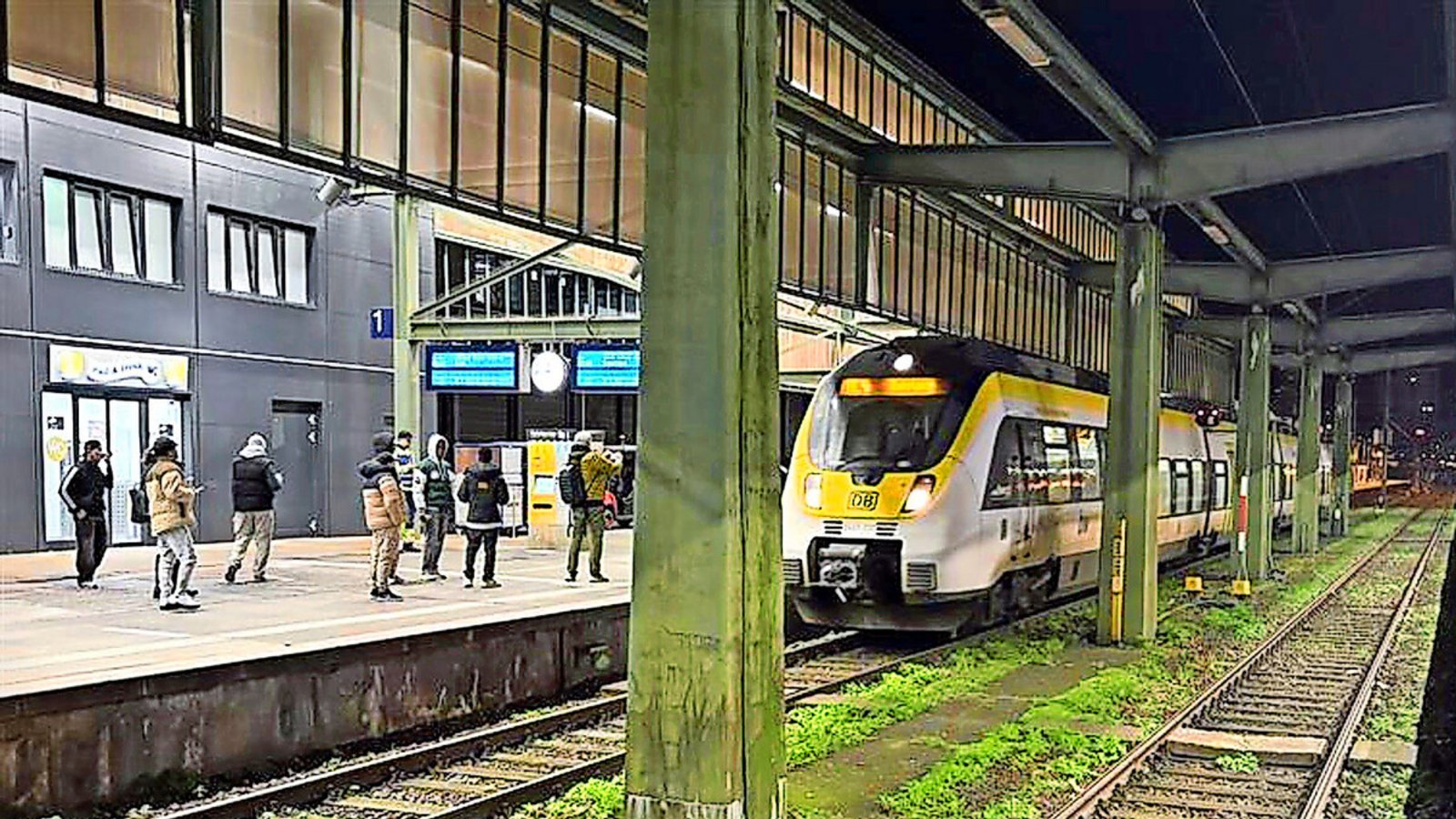 Kurz nach Mitternacht fuhr der erste Zug wieder in den Bahnhof ein.Foto: Christian Milankovic Kurz nach Mitternacht fuhr der erste Zug wieder in den Bahnhof ein.Foto: Christian Milankovic