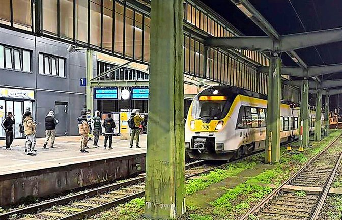 Kurz nach Mitternacht fuhr der erste Zug wieder in den Bahnhof ein.<span class='image-autor'>Foto: Christian Milankovic</span>