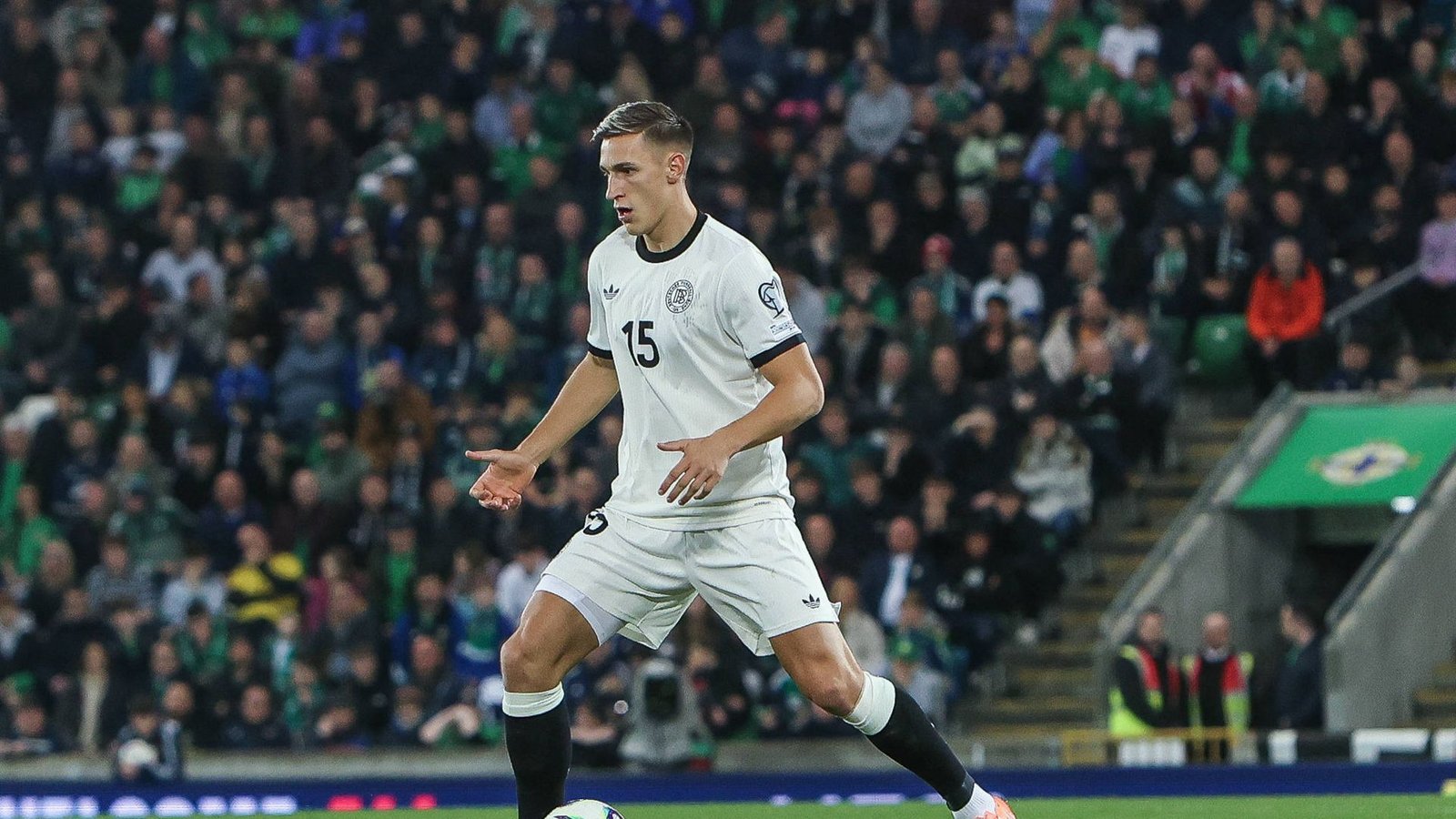 Nico Schlotterbeck (Note 2,5): Nach sechsmonatiger Verletzungspause kehrte der BVB-Abwehrchef am Freitag gegen Luxemburg wieder in die DFB-Startelf zurück – und hatte kaum etwas zu verteidigen. Das war jetzt in Belfast anders. Schlotterbeck verteidigte meist gut, war hellwach und fiel zudem mit einigen starken Diagonalbällen im Spielaufbau auf.Foto: IMAGO/Nico Herbertz