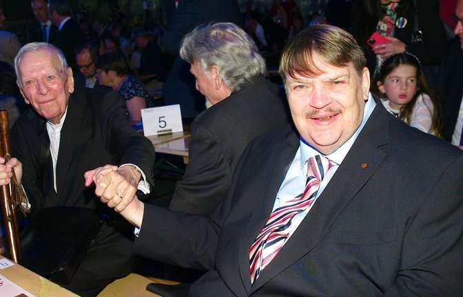 Bernd Posselt (r), Sprecher der Sudetendeutschen Volksgruppe, mit dem Schriftsteller Milan Uhde (l), dem diesjährigen Preisträger des Europäischen Karlspreises der Sudetendeutschen, an einem Tisch.<span class='image-autor'>Foto: Michael Heitmann/dpa</span>