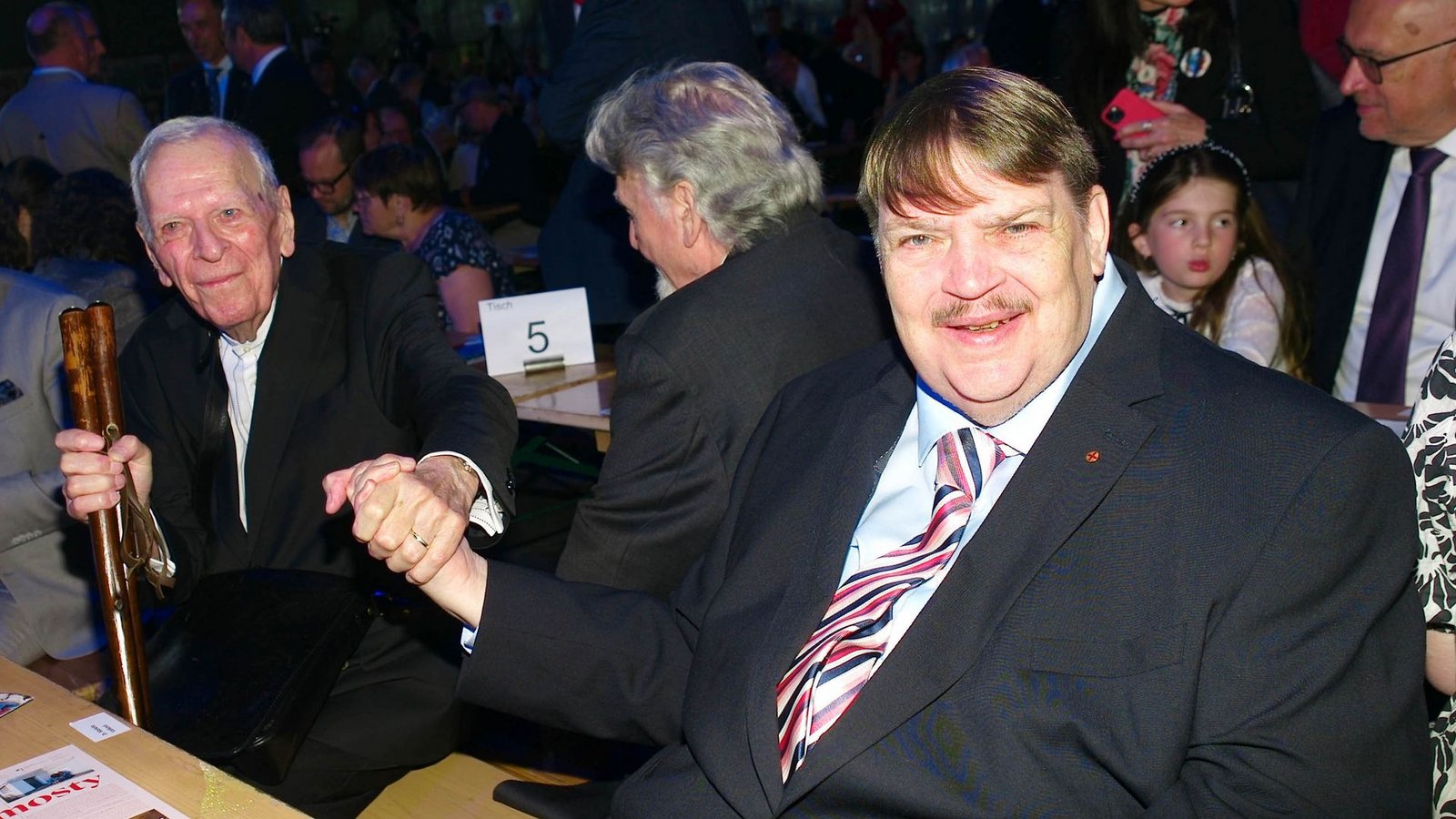 Bernd Posselt (r), Sprecher der Sudetendeutschen Volksgruppe, mit dem Schriftsteller Milan Uhde (l), dem diesjährigen Preisträger des Europäischen Karlspreises der Sudetendeutschen, an einem Tisch.Foto: Michael Heitmann/dpa