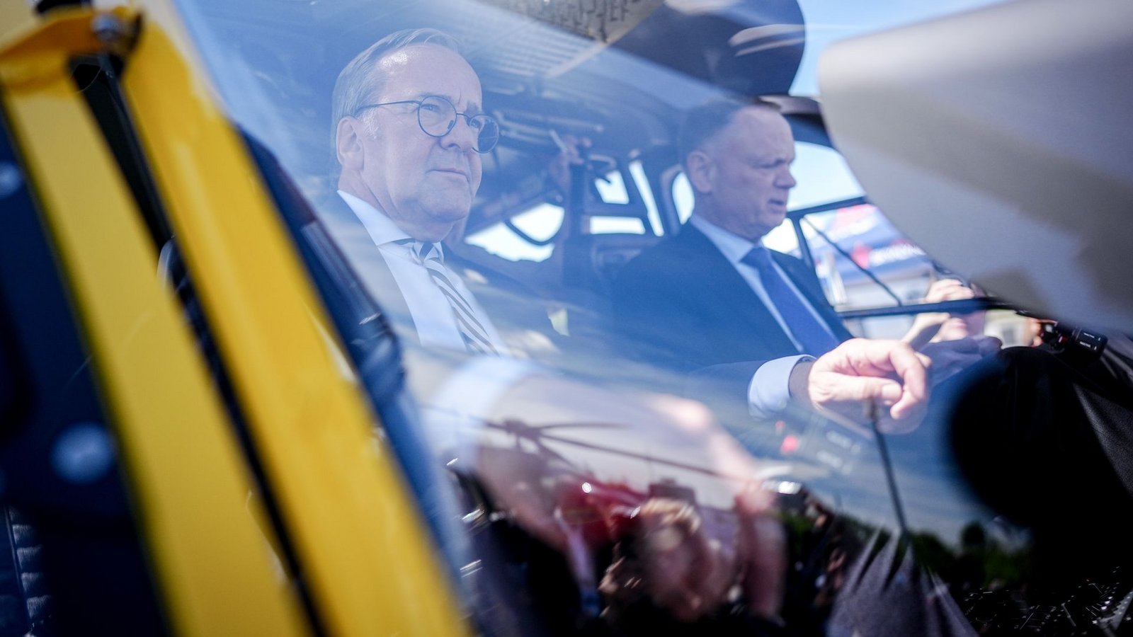 Die Verteidigungsminister Boris Pistorius (SPD) und David McGuinty im Hubschrauber.Foto: Kay Nietfeld/dpa Die Verteidigungsminister Boris Pistorius (SPD) und David McGuinty im Hubschrauber.Foto: Kay Nietfeld/dpa