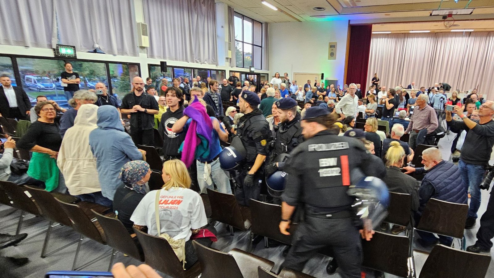 Es kommt zu Unruhen im Saal.Foto: Andreas Rosar Fotoagentur Stuttgart