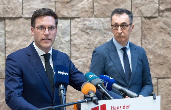 Cem Özdemir hört konzentriert  zu, wenn sein Verhandlungspartner Manuel Hagel (CDU, vorne) spricht.<span class='image-autor'>Foto: Marijan Murat/dpa</span>
