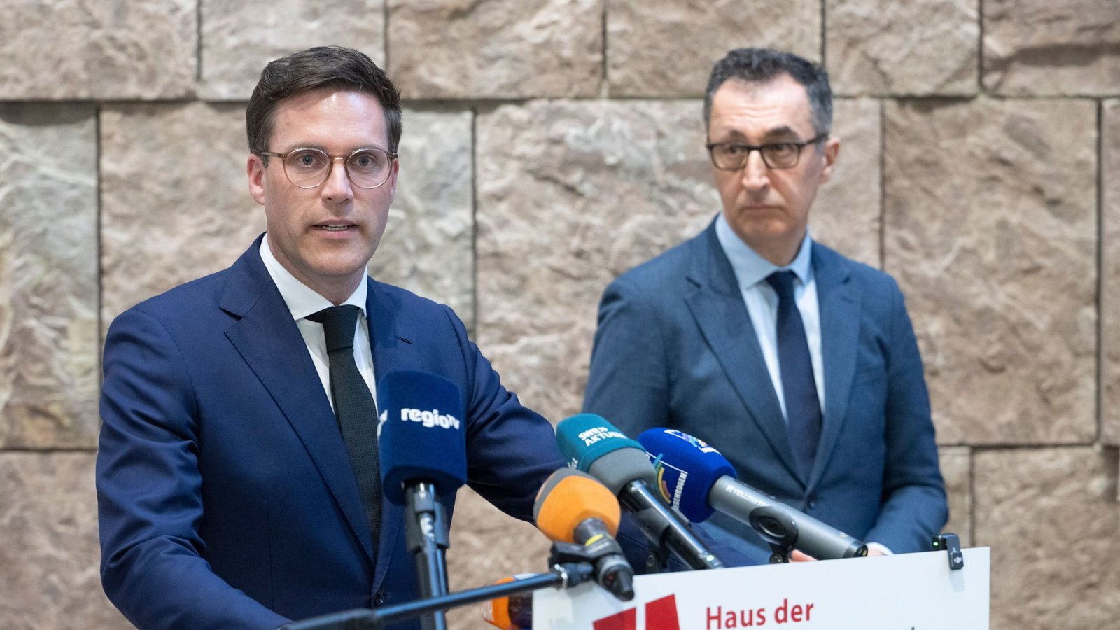Cem Özdemir hört konzentriert zu, wenn sein Verhandlungspartner Manuel Hagel (CDU, vorne) spricht.Foto: Marijan Murat/dpa Cem Özdemir hört konzentriert zu, wenn sein Verhandlungspartner Manuel Hagel (CDU, vorne) spricht.Foto: Marijan Murat/dpa