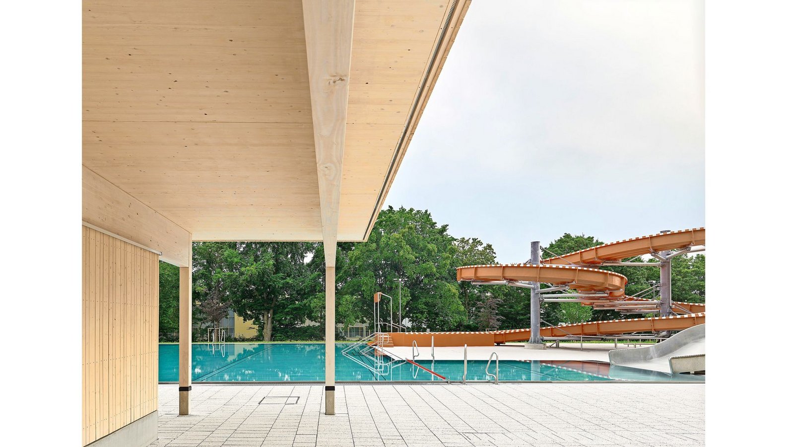 Sieht selbst bei bedecktem Himmel fröhlich aus: Das Freibad in Biberach, neu gebaut von den Stuttgarter ASP Architekten. Geöffnet montags 7-8 Uhr für Frühschwimmer, sowie täglich ab 9 Uhr. Adresse: Memminger Straße 1, 88400 Biberach an der Riß. Bei schlechtem Wetter ist das Freibad geschlossen. Die Badegäste können ins nahe gelegene Hallensportbad ausweichen.Foto: Zooey Braun/ASP