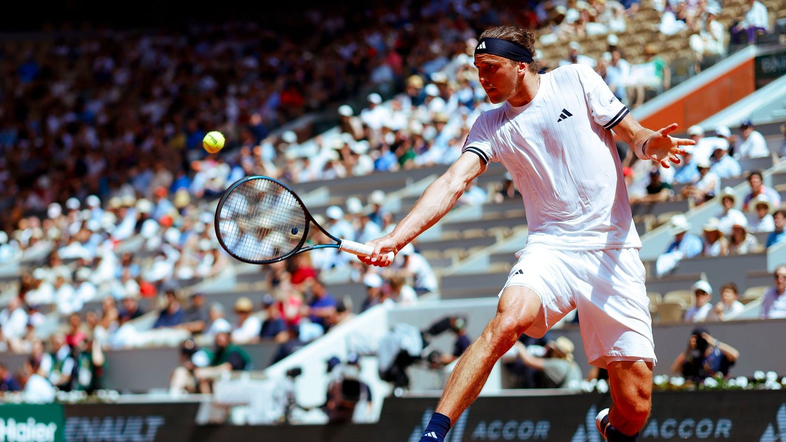 Alexander Zverev spielte zum Start der French Open auf dem Hauptplatz in Roland Garros.Foto: Frank Molter/dpa