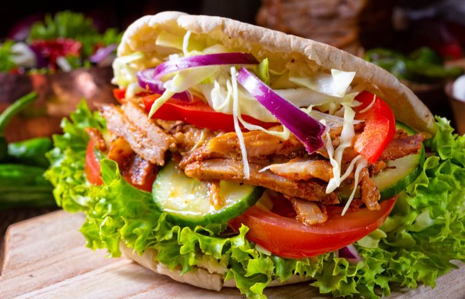 Der Döner gehört zum beliebtesten Fast Food der Deutschen. Aber ist er auch gesund oder kann man ihn in einer Diät essen? Kalorien & Nährwerte im Überblick.<span class='image-autor'>Foto: Dar1930 / Shutterstock.com</span>