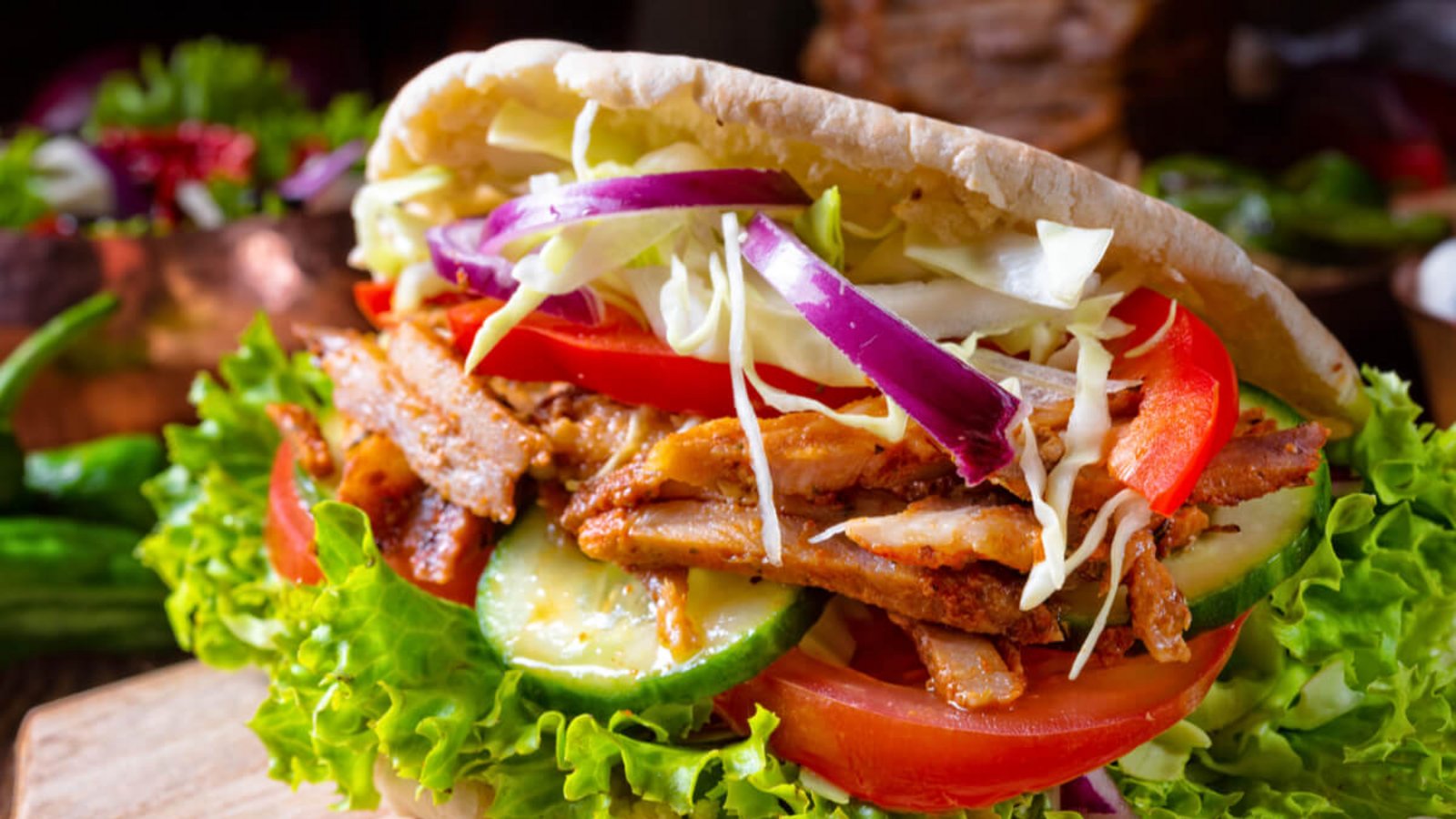 Der Döner gehört zum beliebtesten Fast Food der Deutschen. Aber ist er auch gesund oder kann man ihn in einer Diät essen? Kalorien & Nährwerte im Überblick.Foto: Dar1930 / Shutterstock.com Der Döner gehört zum beliebtesten Fast Food der Deutschen. Aber ist er auch gesund oder kann man ihn in einer Diät essen? Kalorien & Nährwerte im Überblick.Foto: Dar1930 / Shutterstock.com