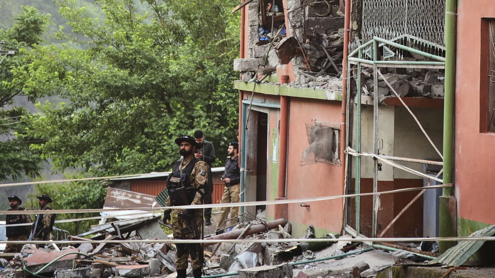 Eine durch einen mutmaßlichen indischen Raketenangriff beschädigte Moschee in der Nähe von Muzaffarabad, der Hauptstadt des von Pakistan kontrollierten KaschmirFoto: M.D. Mughal/dpa