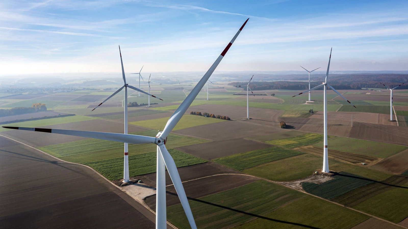 Bis zu 1000 neue Windenergieanlagen wollte die grün-schwarze Landesregierung in Baden-Württemberg bauen. Das Ziel aber scheint kaum noch realisierbar.Foto: imago/Arnulf Hettrich