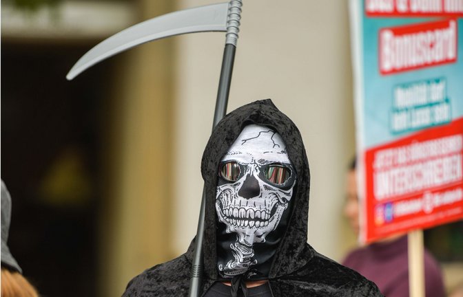 Bei der Demo von Fridays for Future und der Mobilitätskampagne 365 Stuttgart im Juli lief auch eine als Sensenmann verkleidete Person mit.<span class='image-autor'>Foto: Lichtgut/Max Kovalenko</span>