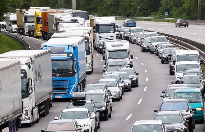 Der ADAC rechnet mit langen Staus.<span class='image-autor'>Foto: dpa/Bodo Marks</span>