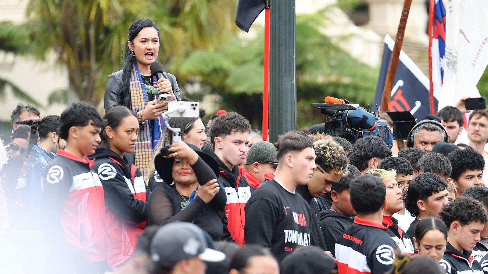 Parlamentsmitglied Hana-Rawhiti Maipi-Clarke spricht bei den Protesten.Foto: AFP/SANKA VIDANAGAMA