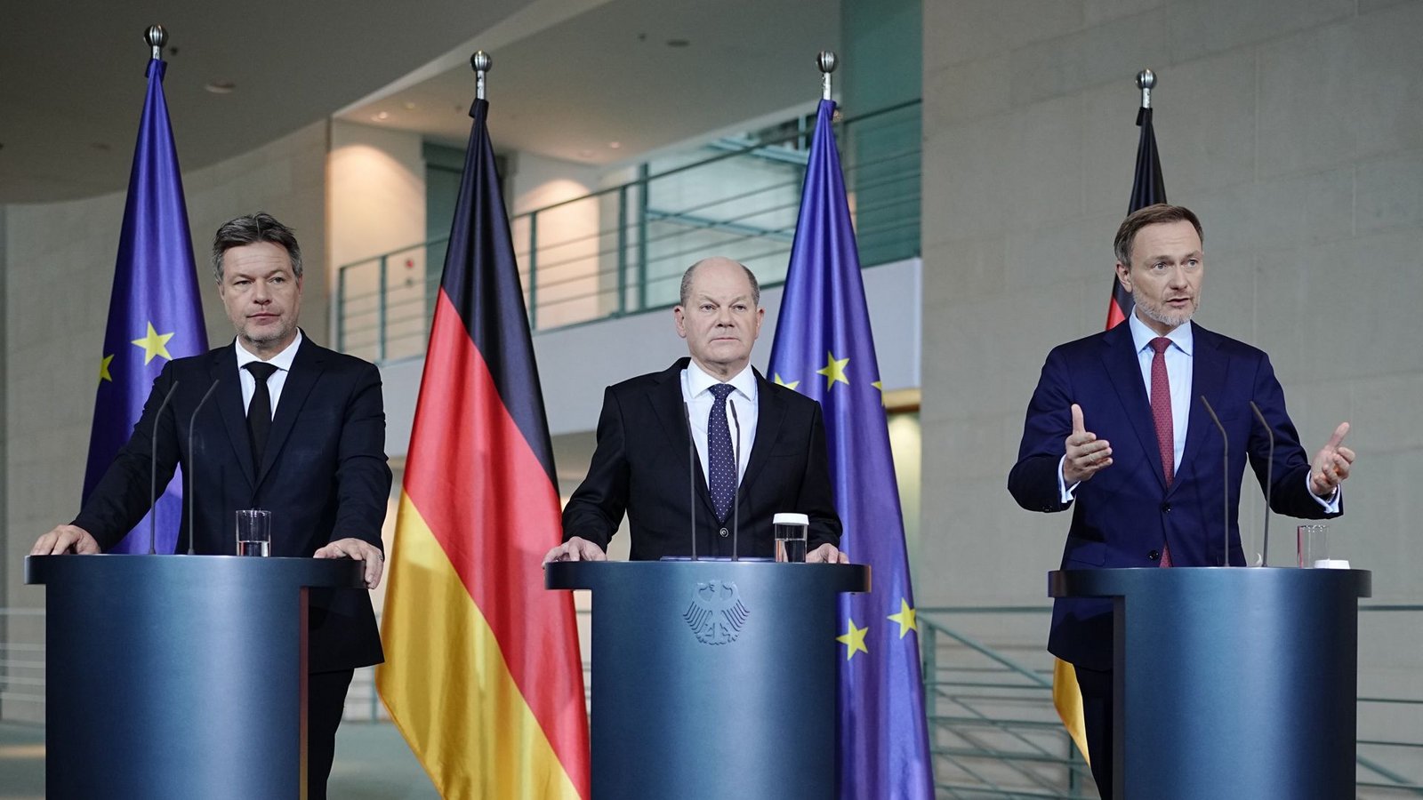 Kaum verkündet, steht der von Kanzler Olaf Scholz (mi.), Robert Habeck (li.) und Christian Lindner (re.) verkündete Kompromiss im Haushaltsstreit schon wieder in Frage.Foto: dpa/Kay Nietfeld Kaum verkündet, steht der von Kanzler Olaf Scholz (mi.), Robert Habeck (li.) und Christian Lindner (re.) verkündete Kompromiss im Haushaltsstreit schon wieder in Frage.Foto: dpa/Kay Nietfeld