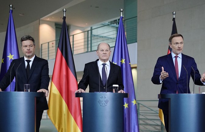 Kaum verkündet, steht der von Kanzler Olaf Scholz (mi.), Robert Habeck (li.) und Christian Lindner  (re.) verkündete Kompromiss im Haushaltsstreit schon wieder in Frage.<span class='image-autor'>Foto: dpa/Kay Nietfeld</span>