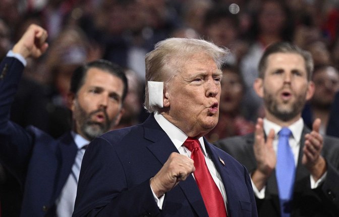 Trump beim Republikaner-Parteitag mit Ohr-Verletzung nach dem Attentat.<span class='image-autor'>Foto: AFP/BRENDAN SMIALOWSKI</span>