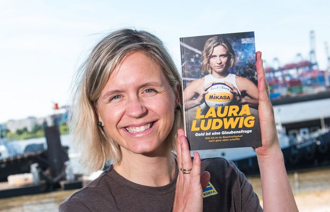 Mutter, Buchautorin und bald wieder im Training im Sand: Laura Ludwig.<span class='image-autor'>Foto: Daniel Bockwoldt/dpa</span>