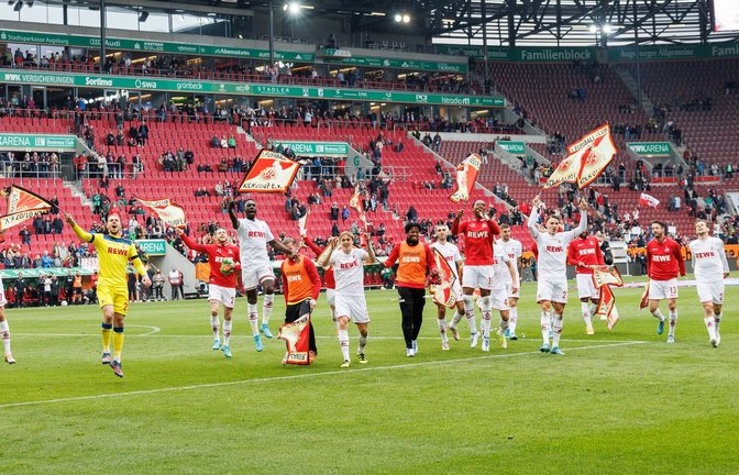 Die Profis des 1. FC Köln feiern ihren Sieg in Augsburg.<span class='image-autor'>Foto: Matthias Balk/dpa</span>