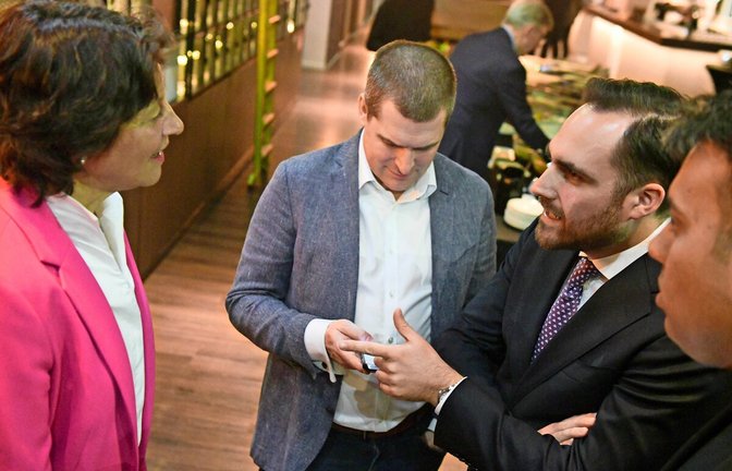 Maximilian Mörseburg (rechts) ist am Wahlabend im Gespräch mit Parteifreundin Elisabeth Schick-Ebert, die in ihrem Wahlkreis Stuttgart I unterlegen ist.  Maximilian Mörseburg hat den Wiedereinzug in den Bundestag deutlich verpasst.<span class='image-autor'>Foto: Lichtgut/Max Kovalenko</span>