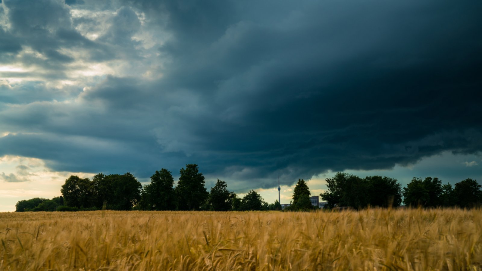 Wo drohen dieser Tage Gewitter und Unwetter?Foto: Simon Dux Media/ shutterstock Wo drohen dieser Tage Gewitter und Unwetter?Foto: Simon Dux Media/ shutterstock