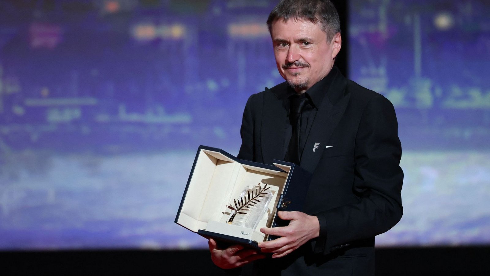 Der rumänische Regisseur, Drehbuchautor und Produzent Cristian Mungiu feiert auf der Bühne nach dem Gewinn der Goldenen Palme für seinen Film "Fjord" bei der Abschlusszeremonie der 79. Ausgabe der Filmfestspiele von Cannes.Foto: Sameer Al-Doumy/AFP/dpa Der rumänische Regisseur, Drehbuchautor und Produzent Cristian Mungiu feiert auf der Bühne nach dem Gewinn der Goldenen Palme für seinen Film "Fjord" bei der Abschlusszeremonie der 79. Ausgabe der Filmfestspiele von Cannes.Foto: Sameer Al-Doumy/AFP/dpa