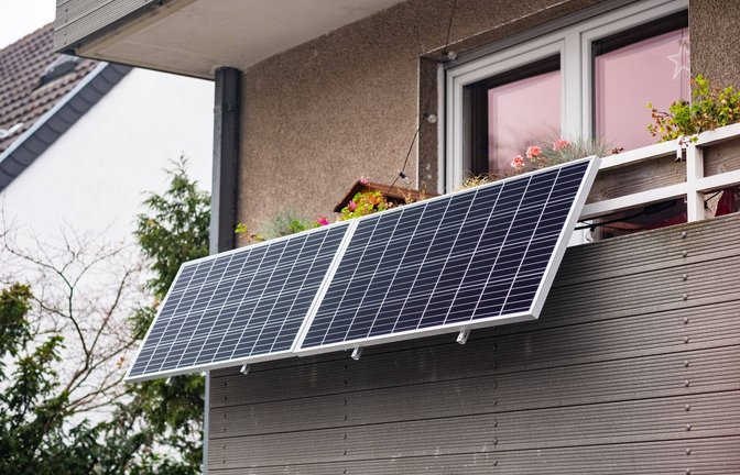 Balkonkraftwerke können fast schon als Klassiker bezeichnet werden. Spätestens seit der Energiekrise sind sie sehr beliebt. Derzeit dürfen 600 Watt in der Spitze erzeugt werden, geplant ist eine Steigerung auf 800 Watt.<span class='image-autor'>Foto: Imago/Robert Poorten</span>