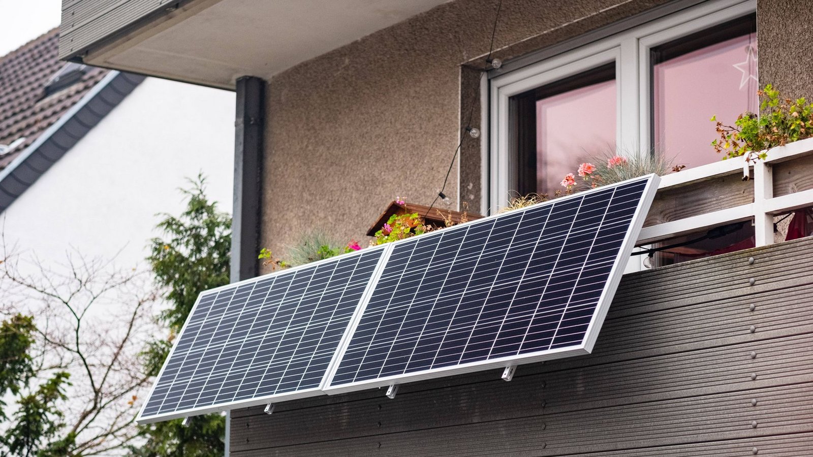 Balkonkraftwerke können fast schon als Klassiker bezeichnet werden. Spätestens seit der Energiekrise sind sie sehr beliebt. Derzeit dürfen 600 Watt in der Spitze erzeugt werden, geplant ist eine Steigerung auf 800 Watt.Foto: Imago/Robert Poorten Balkonkraftwerke können fast schon als Klassiker bezeichnet werden. Spätestens seit der Energiekrise sind sie sehr beliebt. Derzeit dürfen 600 Watt in der Spitze erzeugt werden, geplant ist eine Steigerung auf 800 Watt.Foto: Imago/Robert Poorten