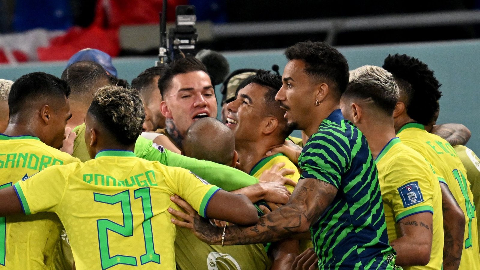 Brasiliens Spieler bejubelten das 1:0 durch Casemiro.Foto: dpa/Federico Gambarini