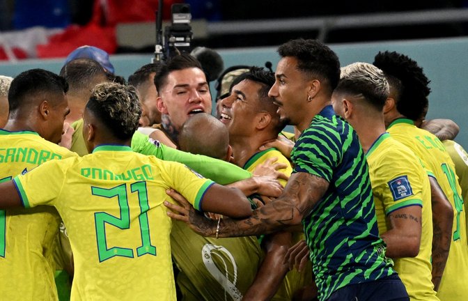 Brasiliens Spieler bejubelten das 1:0 durch Casemiro.<span class='image-autor'>Foto: dpa/Federico Gambarini</span>