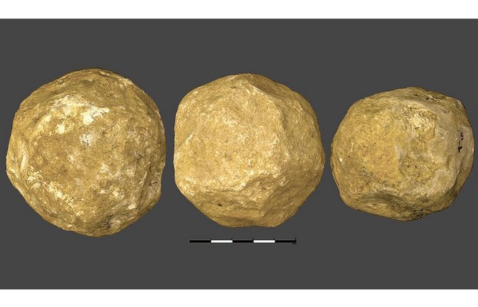 Diese Kugeln aus Kalkstein sind rund 1,4 Millionen Jahre alt und stammen aus einer archäologischen Fundstätte in Israel.<span class='image-autor'>Foto: © Muller et al./ Royal Society Open Science, CC-by 4.0</span>