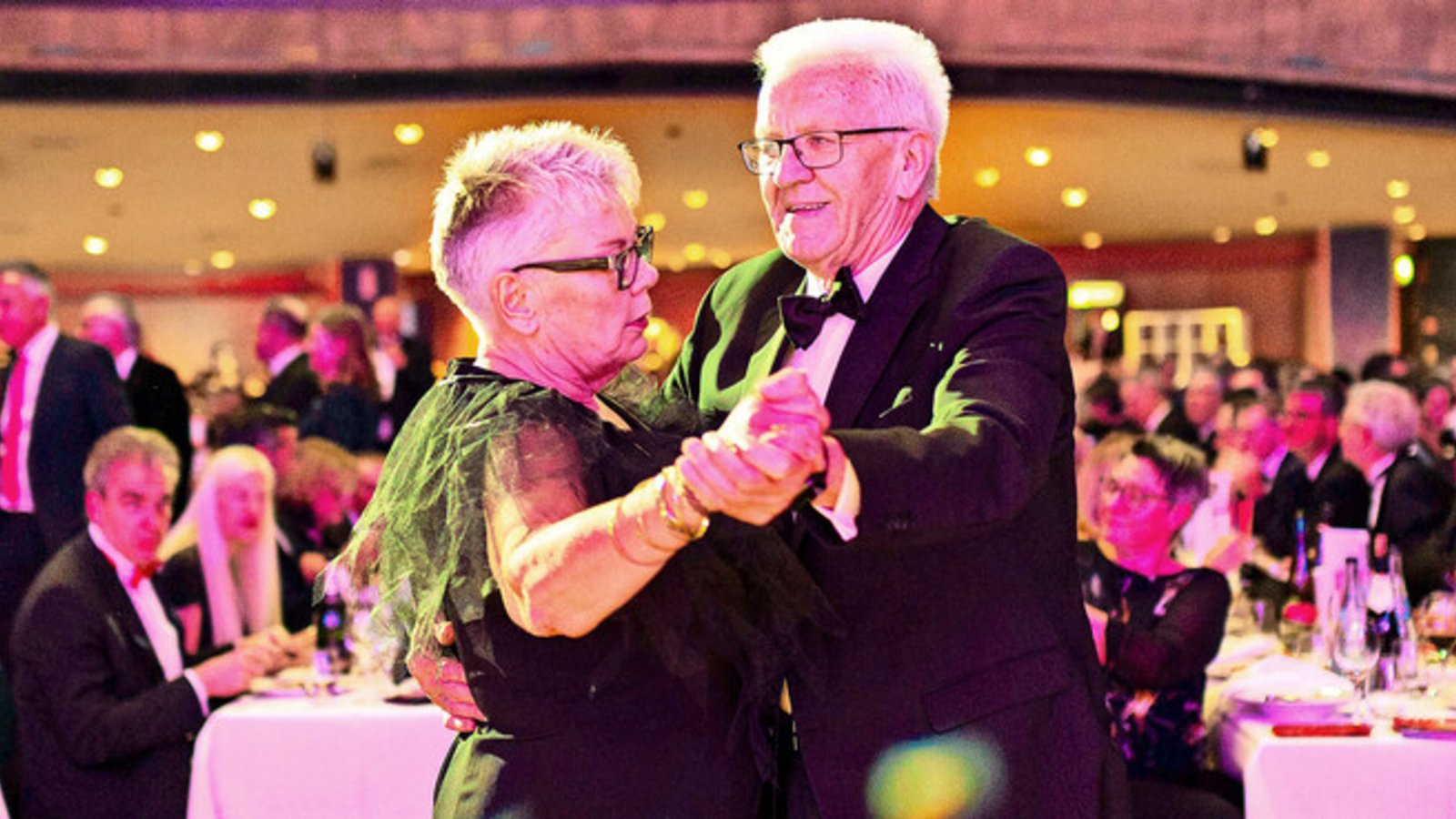Winfried Kretschmann hat vor einem Jahr mit der Journalistin Johanna Henkel-Waidhofer den Landespresseball in der Liederhalle walzertanzend eröffnet.Foto: Lichtgut/Julian Rettig Winfried Kretschmann hat vor einem Jahr mit der Journalistin Johanna Henkel-Waidhofer den Landespresseball in der Liederhalle walzertanzend eröffnet.Foto: Lichtgut/Julian Rettig
