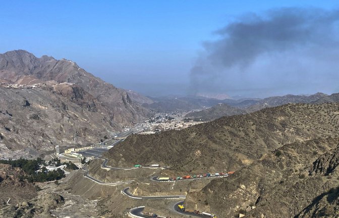 Nach Zusammenstößen zwischen pakistanischen und afghanischen Streitkräften in Pakistan steigt Rauch von der afghanischen Seite auf (Archivbild).<span class='image-autor'>Foto: Maaz Awan/AP/dpa</span>