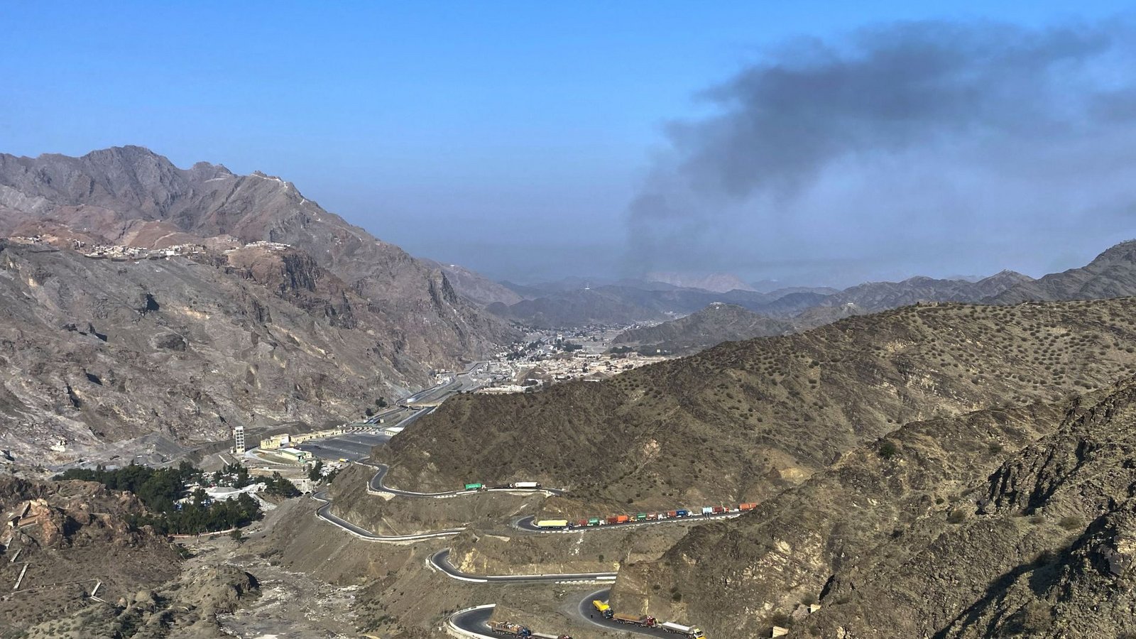 Nach Zusammenstößen zwischen pakistanischen und afghanischen Streitkräften in Pakistan steigt Rauch von der afghanischen Seite auf (Archivbild).Foto: Maaz Awan/AP/dpa Nach Zusammenstößen zwischen pakistanischen und afghanischen Streitkräften in Pakistan steigt Rauch von der afghanischen Seite auf (Archivbild).Foto: Maaz Awan/AP/dpa