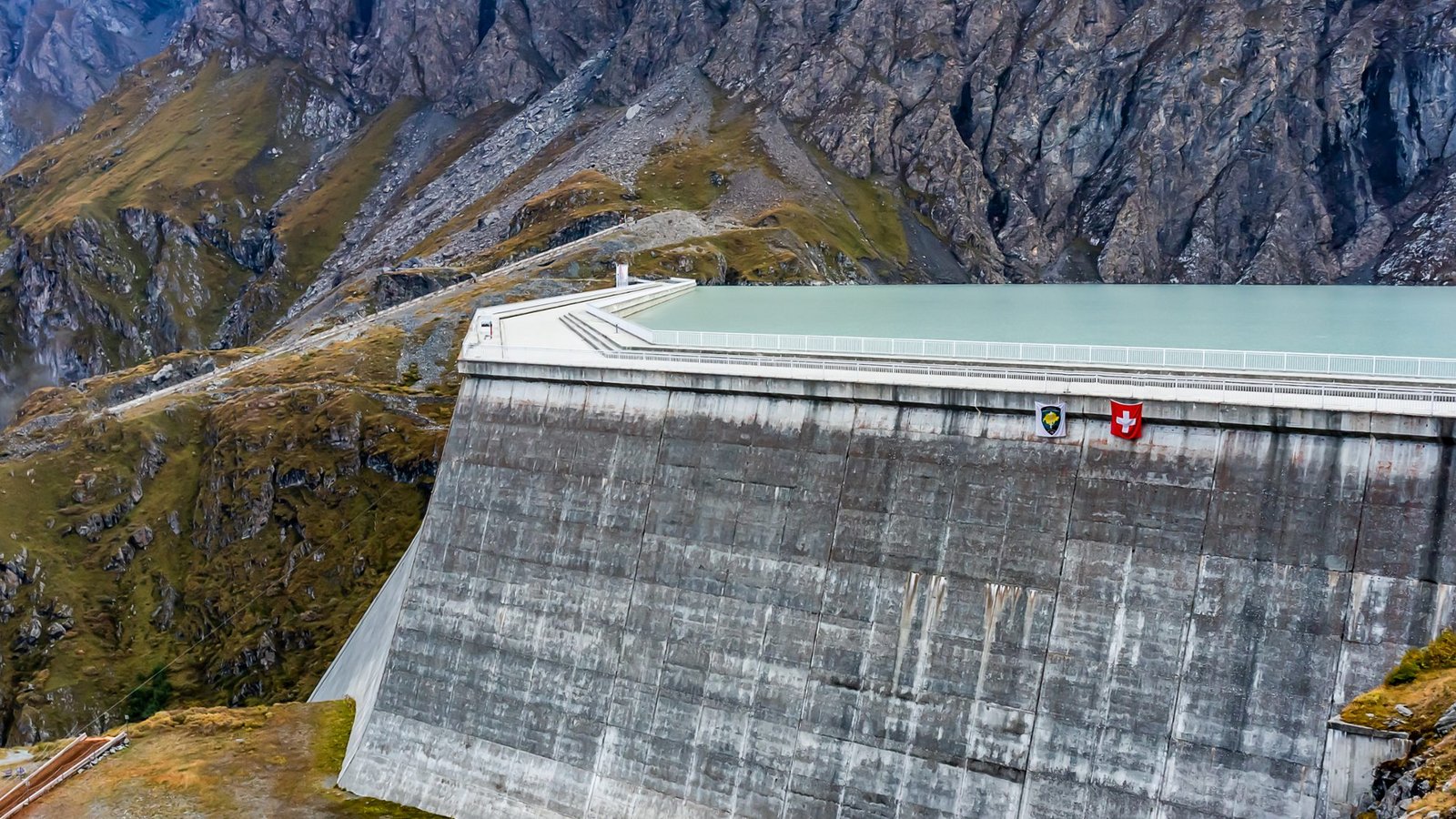 Der Bau der neuen Grande-Dixence-Staumauer dauerte von 1951 bis 1965. Am Bauprojekt waren über 3000 Arbeiter beteiligt. Die Flutung wurde am 17. Juli 1957 durch das Öffnen der alten Staumauer eingeleitet.Foto: Imago/Depositphotos