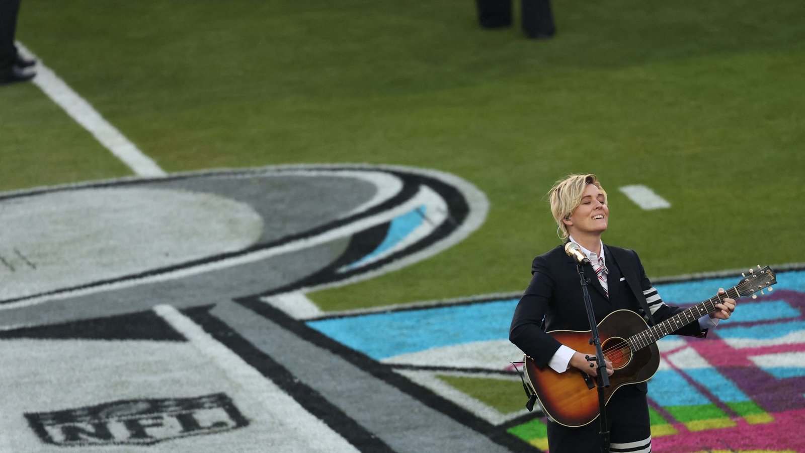Brandi Carlile spielte „America the Beautiful“ vor der PartieFoto: AFP