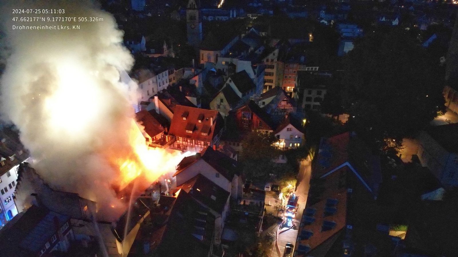 Nach vier Stunden Löscharbeiten spitzte sich die Lage immer noch zu.Foto: Landratsamt Konstanz/Drohneneinheit Nach vier Stunden Löscharbeiten spitzte sich die Lage immer noch zu.Foto: Landratsamt Konstanz/Drohneneinheit