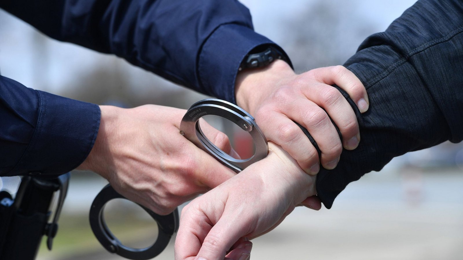 Die Polizei konnte im Kreis Esslingen mehrere Männer festnehmen, die Teil einer Betrügerbande sein sollen. (Symbolfoto)Foto: imago images//Sven Simon Die Polizei konnte im Kreis Esslingen mehrere Männer festnehmen, die Teil einer Betrügerbande sein sollen. (Symbolfoto)Foto: imago images//Sven Simon