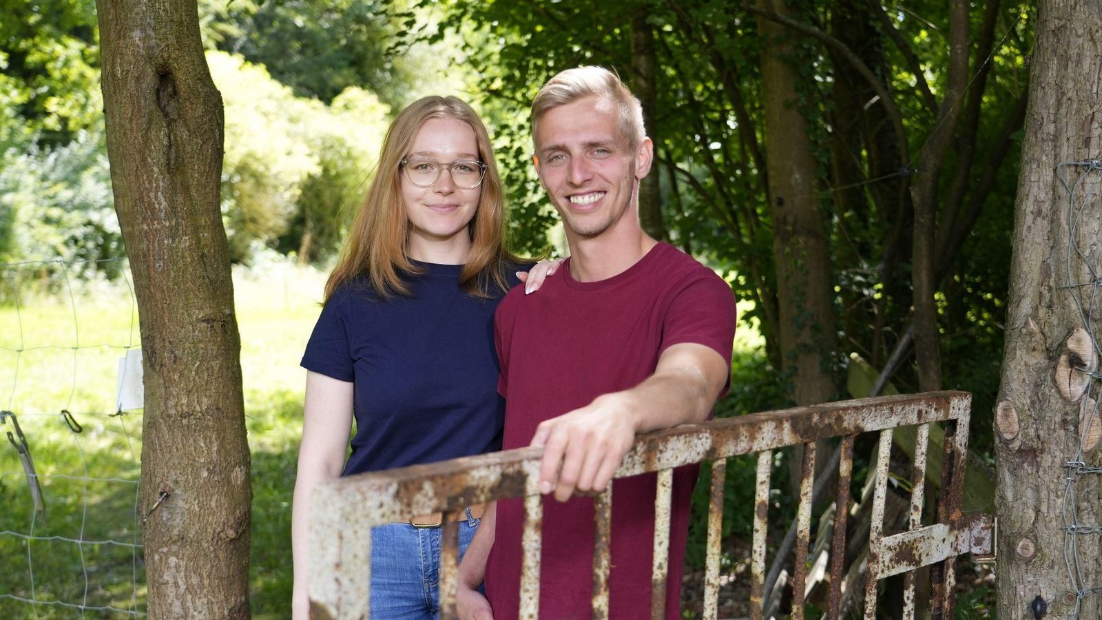 Christopher und Pauline auf dem Weg zum TinyHouse, in dem die 25-Järhige während der Hofwoche leben wird.Foto: RTL / Stefan Gregorowius Christopher und Pauline auf dem Weg zum TinyHouse, in dem die 25-Järhige während der Hofwoche leben wird.Foto: RTL / Stefan Gregorowius