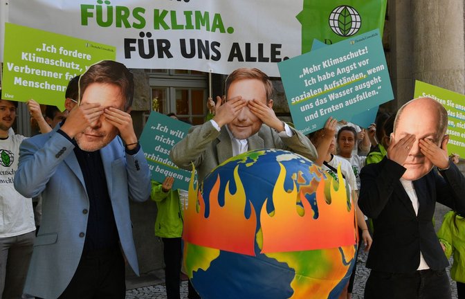 Vor dem Oberverwaltungsgericht Berlin-Brandenburg protestierten Aktivisten der Deutschen Umwelthilfe.<span class='image-autor'>Foto: Paul Zinken/dpa</span>