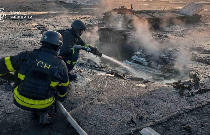 Erneut wird Kiew in der Nacht mit Raketen beschossen.<span class='image-autor'>Foto: Ukrainian Emergency Service via AP/dpa</span>