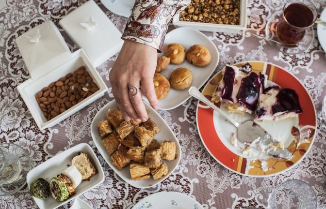 Am Zuckerfest kommen die muslimischen Familien zusammen, um ausgiebig miteinander zu schlemmen (Symbolfoto).<span class='image-autor'>Foto: dpa/Eman Helal</span>
